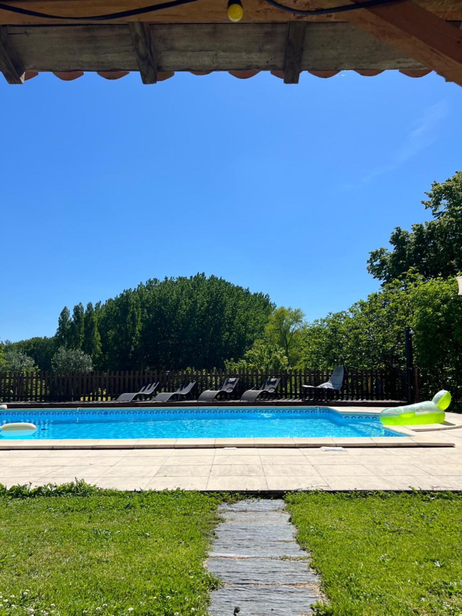 Entire Apartment With Swimming Pool Near Aubeterre Saint-Romain  Exterior foto